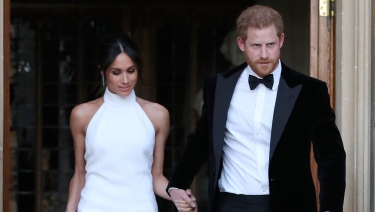 El Príncipe Harry y Meghan Markle saliendo del Castillo de Windsor tras su boda