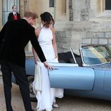 El Príncipe Harry le abre la puerta del coche a Meghan Markle después de haberse casado