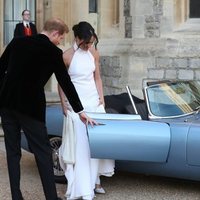 El Príncipe Harry le abre la puerta del coche a Meghan Markle después de haberse casado