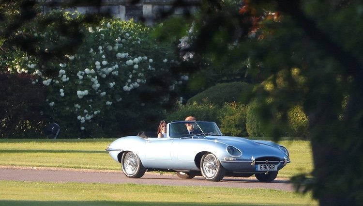 El Príncipe Harry y Meghan Markle en coche saliendo del Castillo de Windsor tras su boda