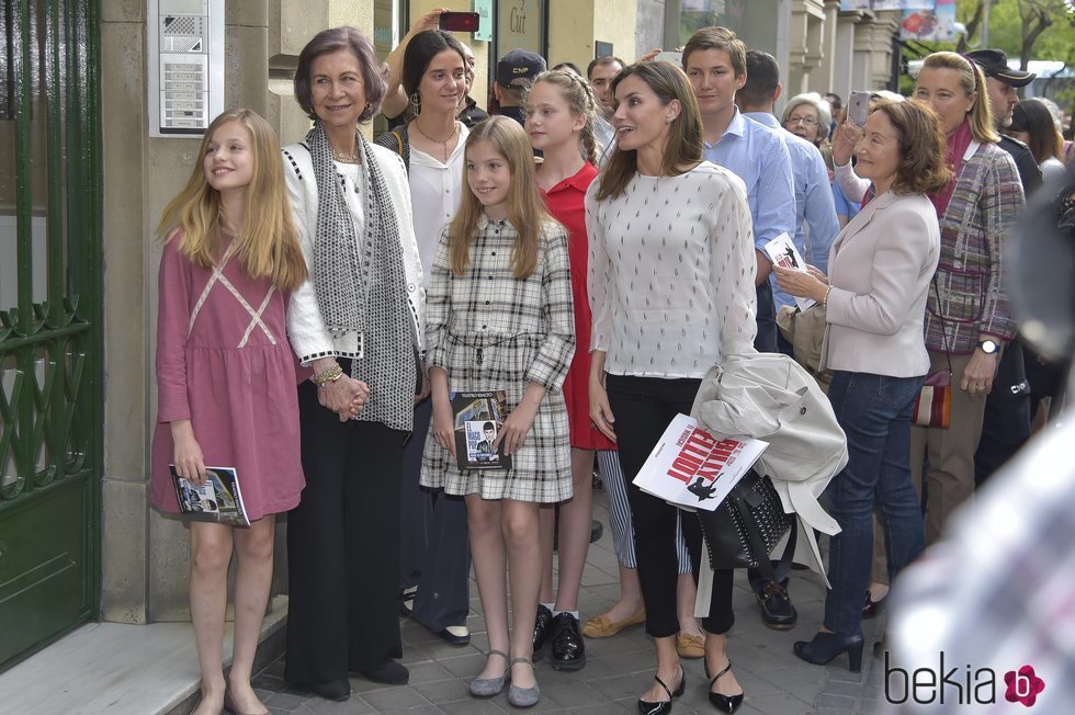 La Princesa Leonor, la Reina Sofía, la Infanta Sofía, la Reina Letizia, Victoria de Marichalar, Irene Urdangarin, Paloma Rocasolano y Cristina de Borbón-Do