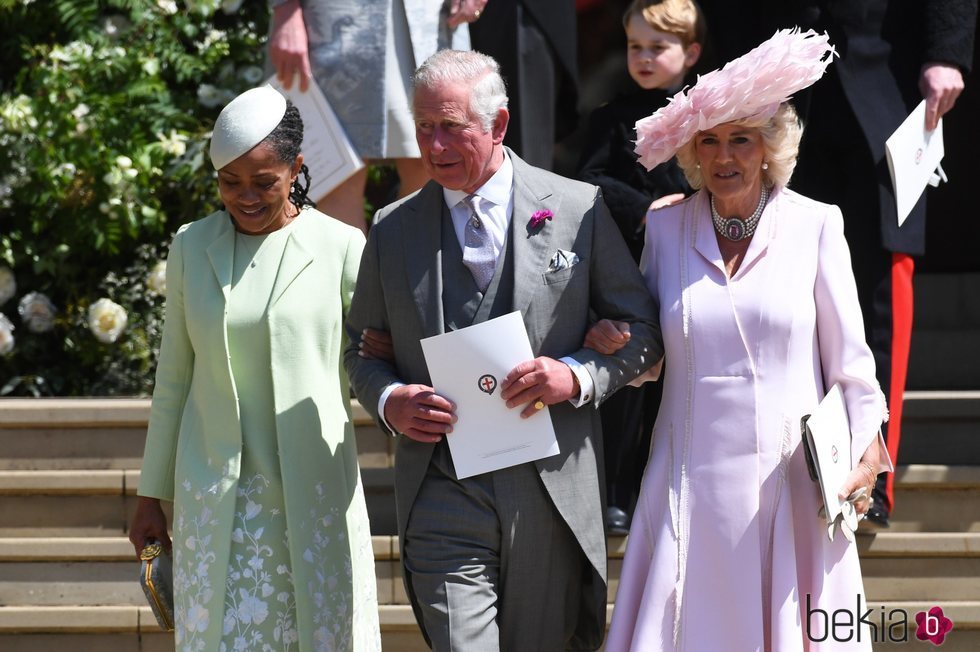 El Príncipe Carlos acompañado de Doria Ragland y la Duquesa de Cornualles en la boda de Harry y Meghan