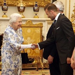 La Reina Isabel II saluda a David Beckham tras un encuentro de la Commonwealth