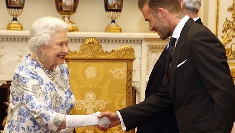 La Reina Isabel II saluda a David Beckham tras un encuentro de la Commonwealth