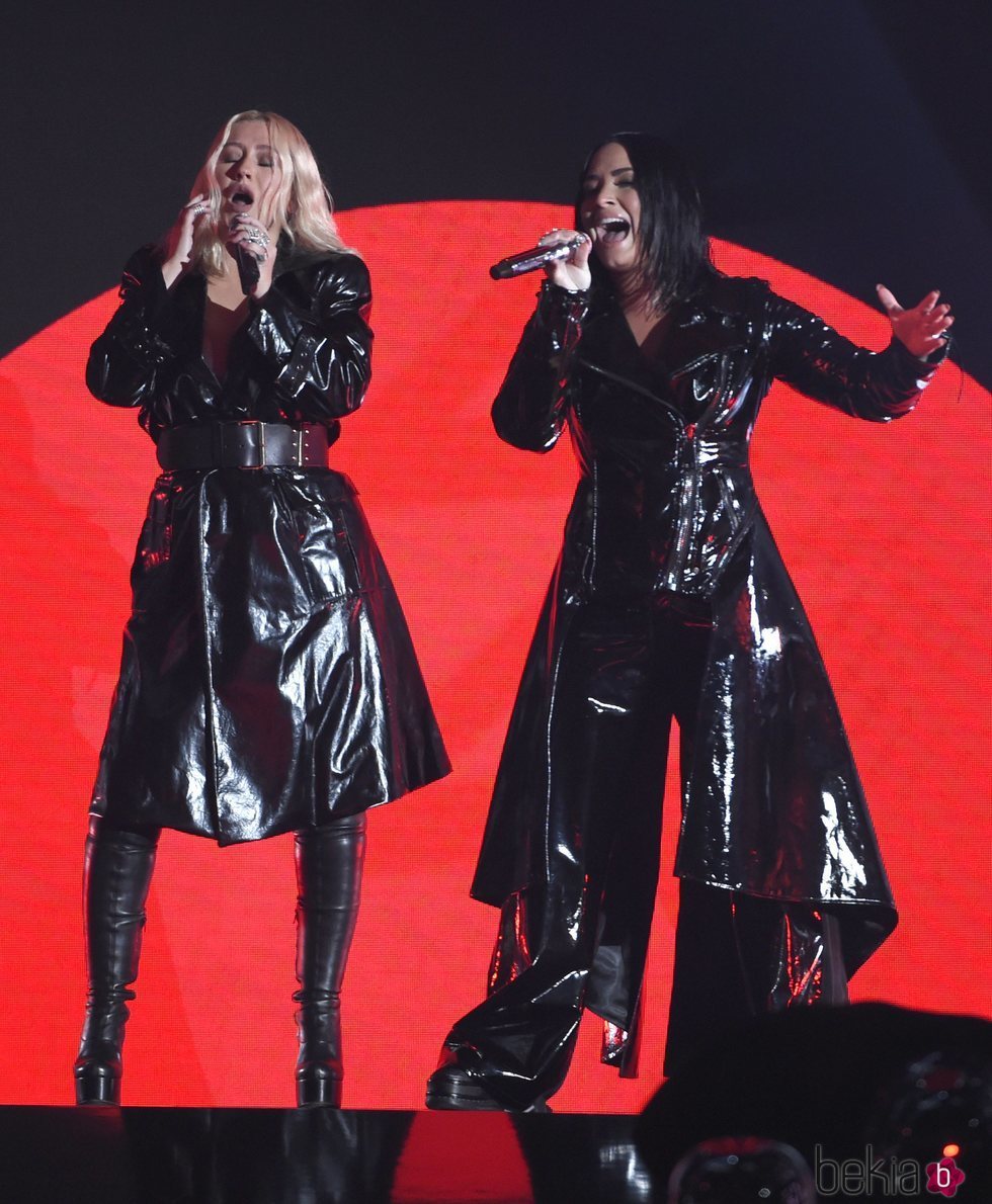 Christina Aguilera y Demi Lovato actuando juntas durante los Premios Billboard 2018