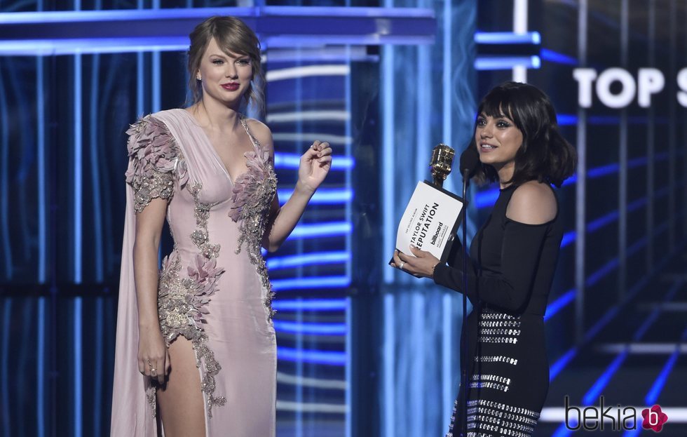 Mila Kunis entrega a Taylor Swift el premio 'álbum del año' en los Billboard 2018