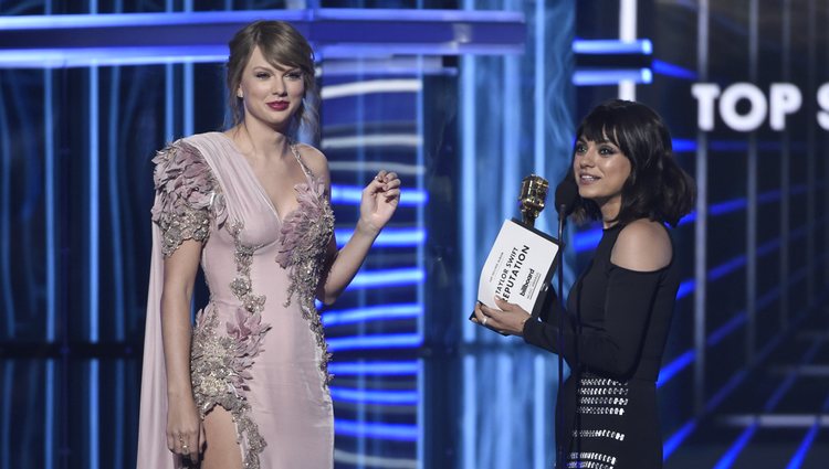 Mila Kunis entrega a Taylor Swift el premio 'álbum del año' en los Billboard 2018