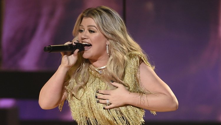Kelly Clarkson actuando durante la gala de los Premios Billboard 2018