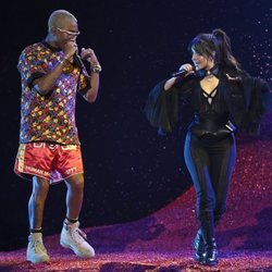 Pharrell Williams y Camilla Cabello actuando durante la gala de los Premios Billboard 2018
