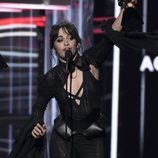 Camila Cabello recogiendo su galardón durante la gala de los Premios Billboard 2018