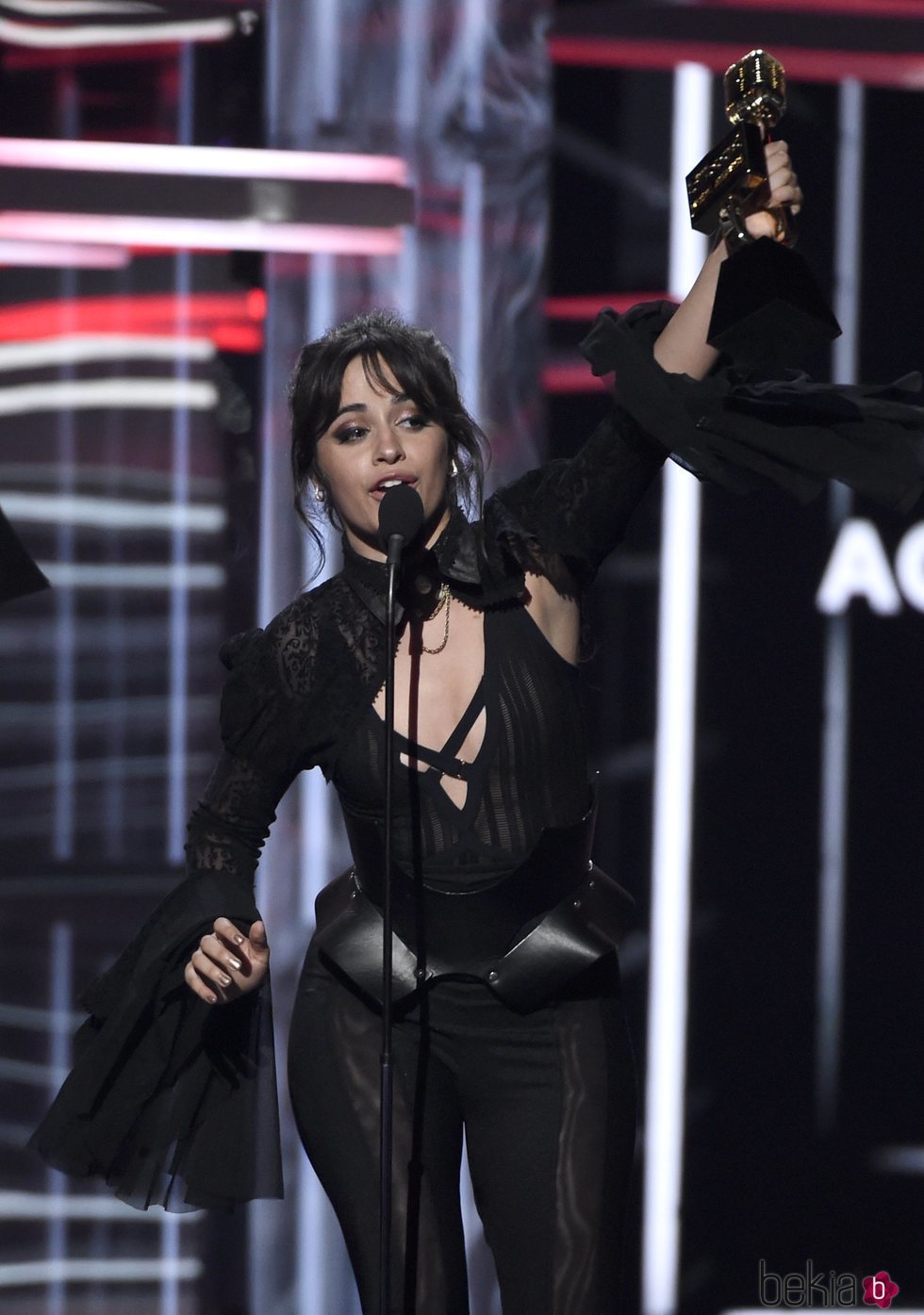 Camila Cabello recogiendo su galardón durante la gala de los Premios Billboard 2018