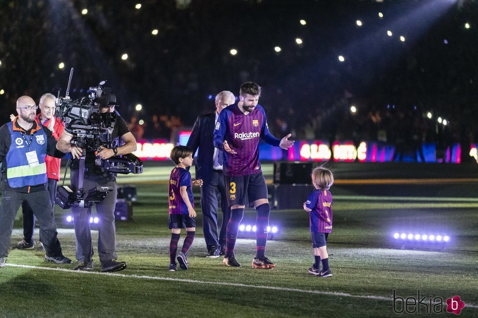 Gerard Piqué con sus hijos Milan y Sasha en el campo de fútbol del F.C. Barcelona