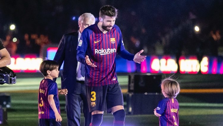 Gerard Piqué con sus hijos Milan y Sasha en el campo de fútbol del F.C. Barcelona
