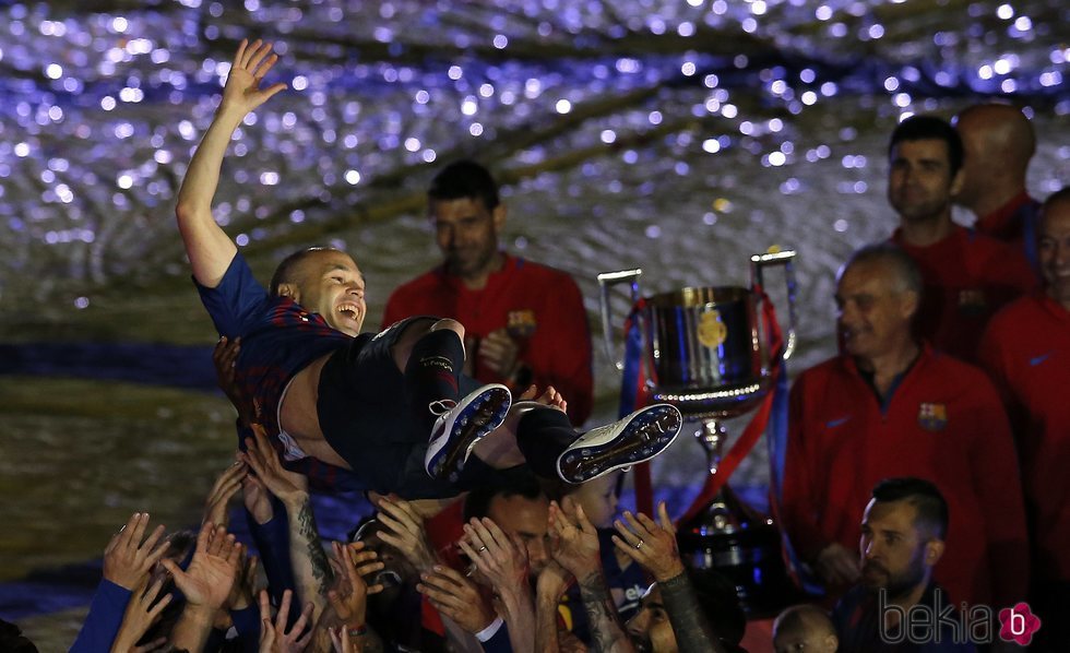 Andrés Iniesta, manteado por sus compañeros en su despedida del F.C. Barcelona