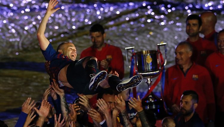 Andrés Iniesta, manteado por sus compañeros en su despedida del F.C. Barcelona