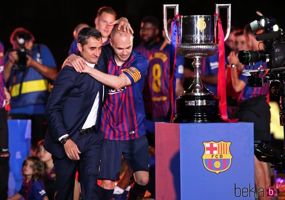 Andrés Iniesta abrazando al entrenador del F.C. Barcelona Ernesto Valverde