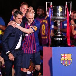Andrés Iniesta abrazando al entrenador del F.C. Barcelona Ernesto Valverde