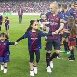 Andrés Iniesta despidiéndose del F.C. Barcelona con sus tres hijos