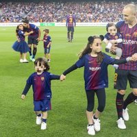 Andrés Iniesta despidiéndose del F.C. Barcelona con sus tres hijos