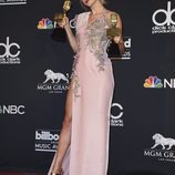 Taylor Swift posa con sus dos premios tras la gala de los Billboard 2018