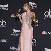 Taylor Swift posa con sus dos premios tras la gala de los Billboard 2018