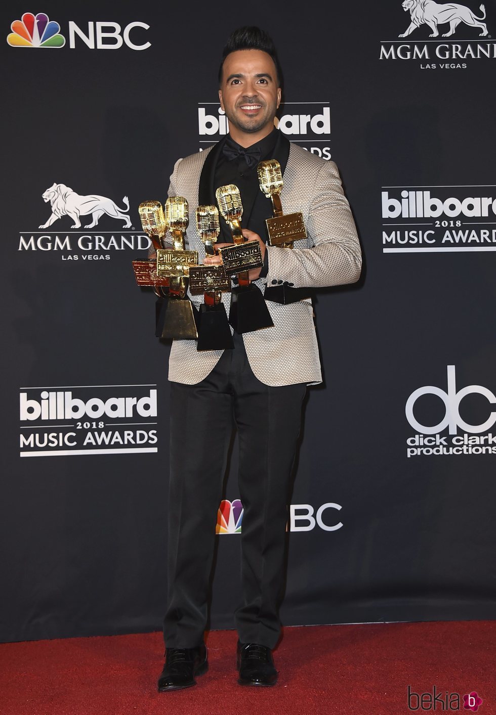 Luis Fonsi con sus 5 premios tras la gala de los Billboard 2018