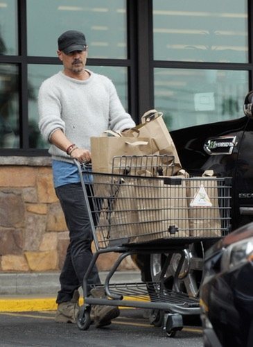 Colin Farrell tras comprar en el supermercado Gelson's Market en Los Ángeles