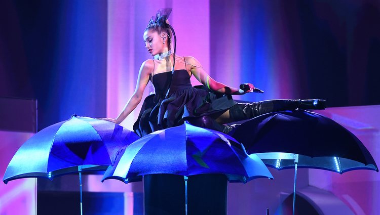 Ariana Grande durante su actuación en los premios Billboard 2018
