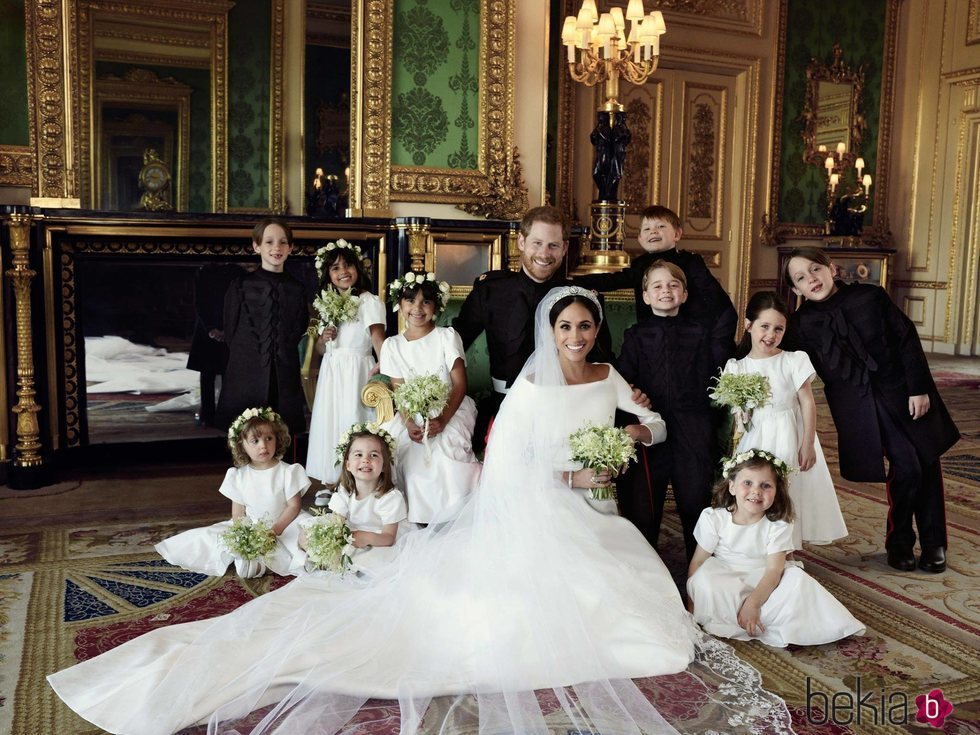 El Príncipe Harry y Meghan Markle posando con sus pajes y damitas de boda