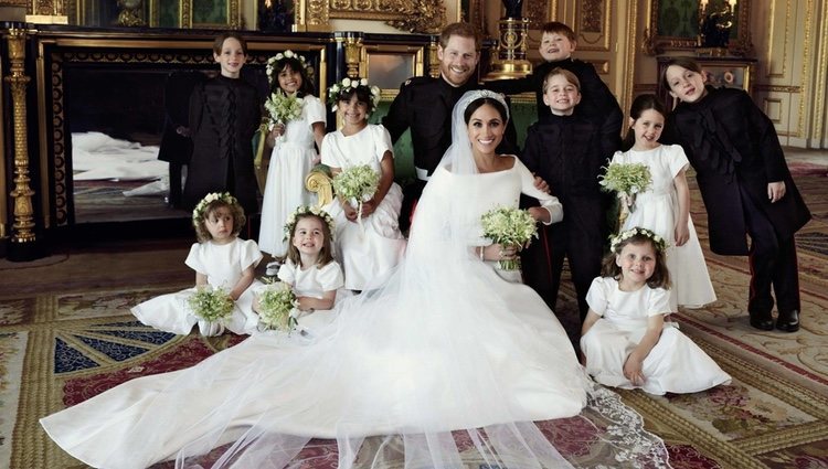 El Príncipe Harry y Meghan Markle posando con sus pajes y damitas de boda
