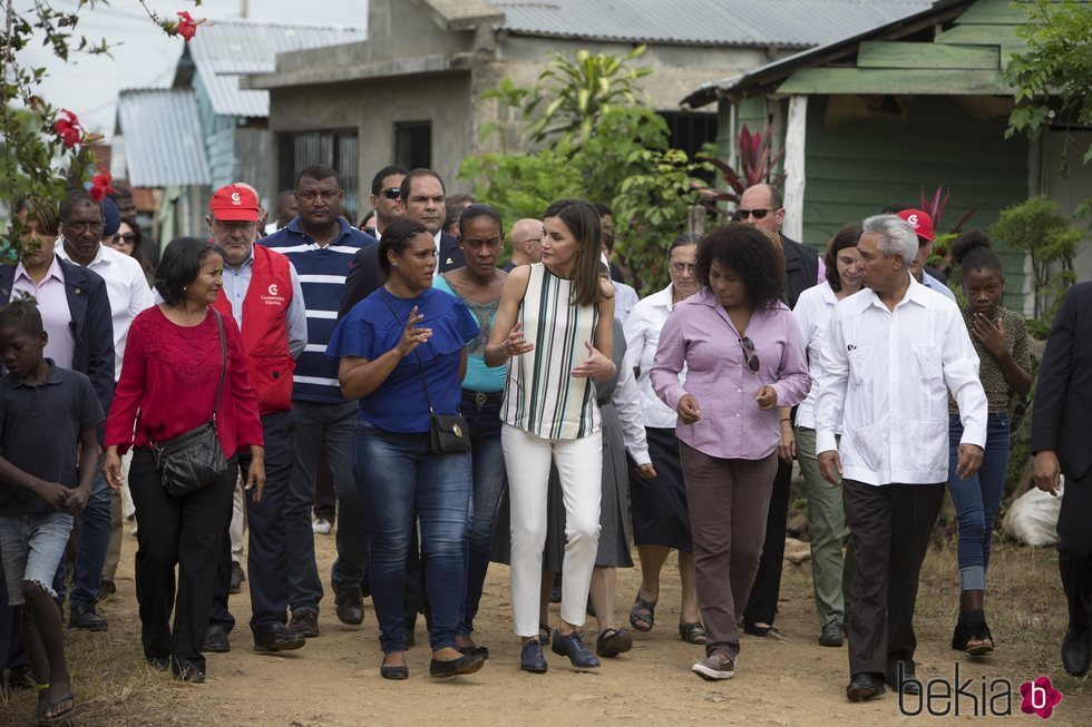 Doña Letizia llegando a visitar una instalación de agua en República Dominicana