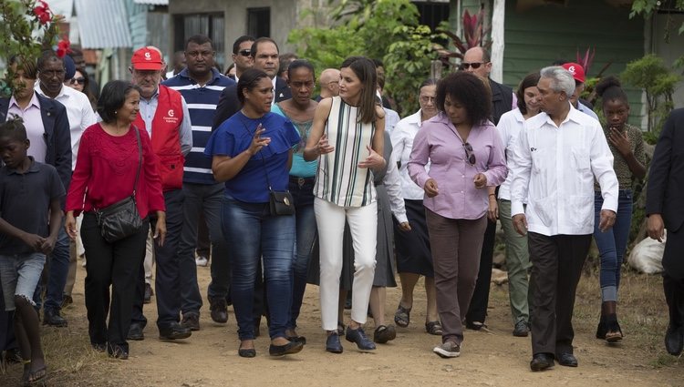 Doña Letizia llegando a visitar una instalación de agua en República Dominicana