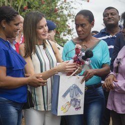 Doña Letizia recibe un regalo durante su viaje de cooperación a República Dominicana