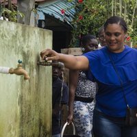 Doña Letizia observa una instalación de agua en un pueblo de República Dominicana