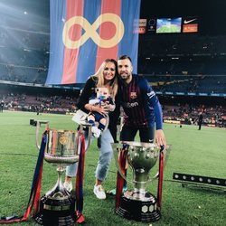 Romarey Ventura, Jordi Alba y su hijo Piero en celebrando el título de la Liga 2018