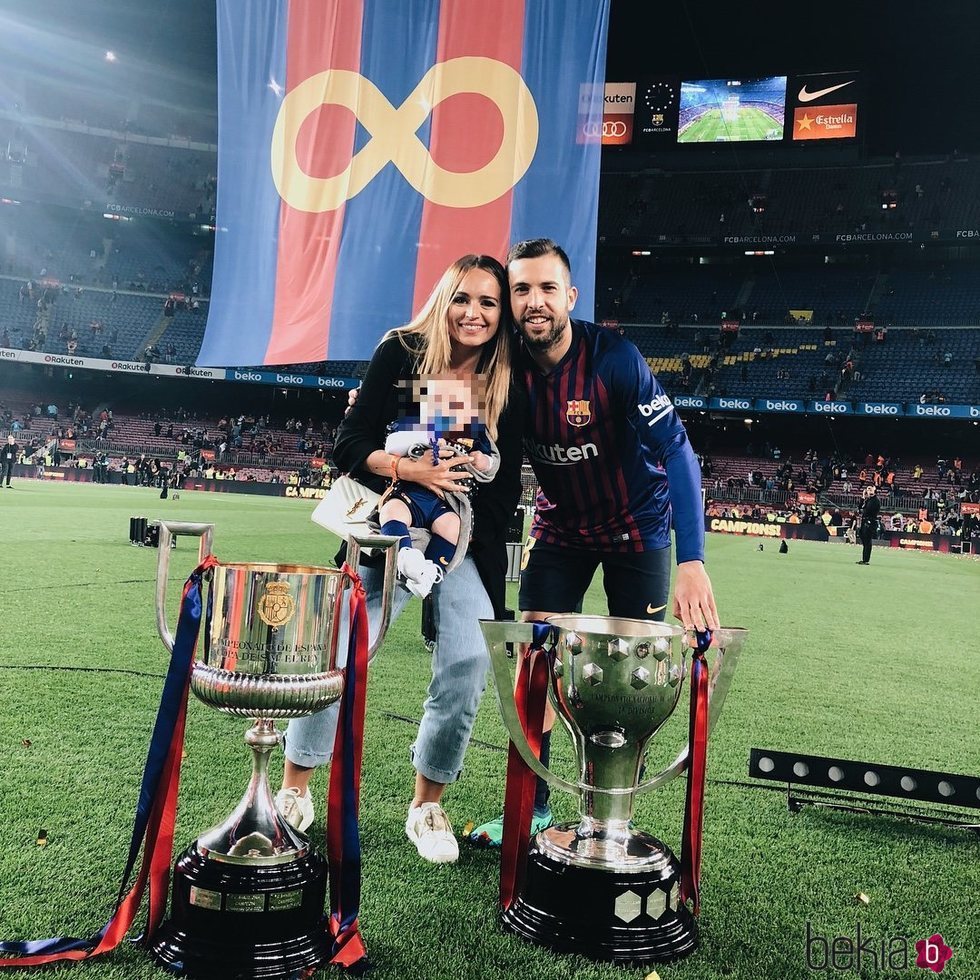 Romarey Ventura, Jordi Alba y su hijo Piero en celebrando el título de la Liga 2018
