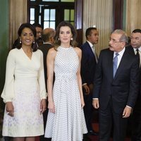 Doña Letizia posa junto al Presidente de República Dominicana y la Primera Dama