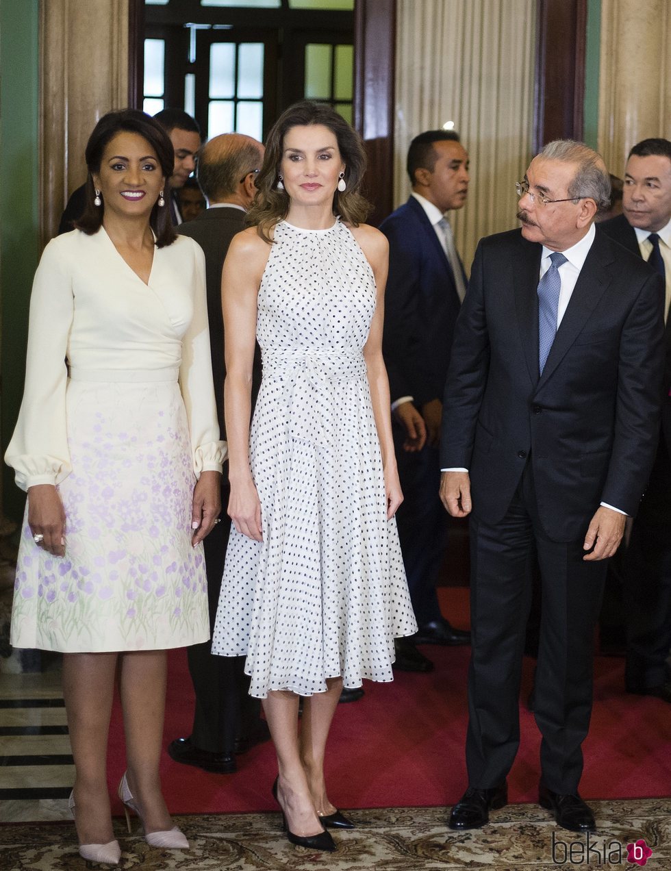Doña Letizia posa junto al Presidente de República Dominicana y la Primera Dama