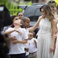 Doña Letizia saluda a unos niños junto a la Primera Dama de República Dominicana