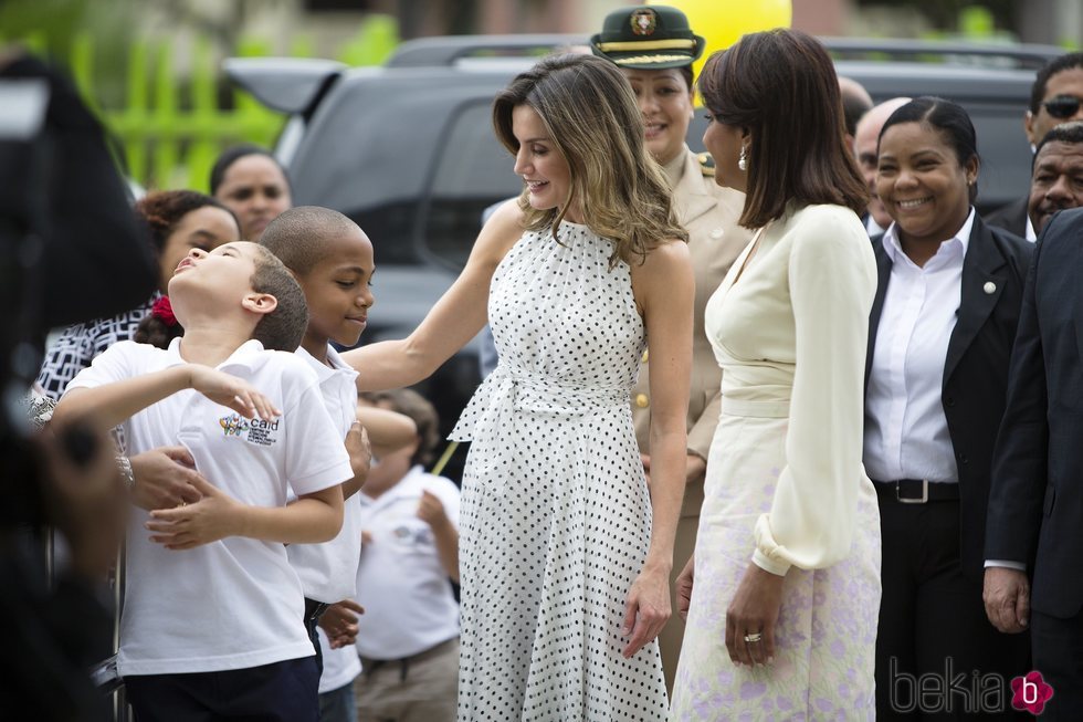 Doña Letizia saluda a unos niños junto a la Primera Dama de República Dominicana