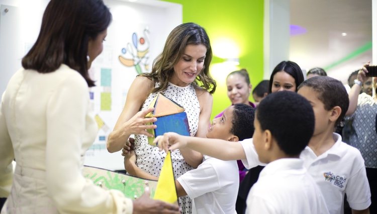 Doña Letizia rodeada de niños durante una de las visitas de su viaje de cooperación en República Dominicana
