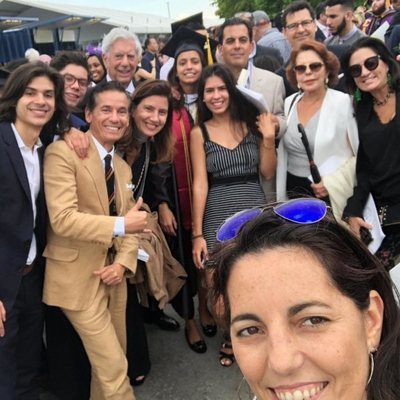 Mario Vargas Llosa en la graduación de su nieta Adriana con toda su familia