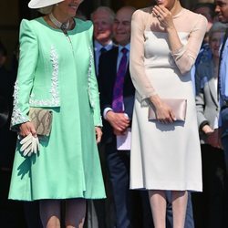 Camilla Parker y Meghan Markle riéndose en la celebración del 70 cumpleaños del Príncipe Carlos