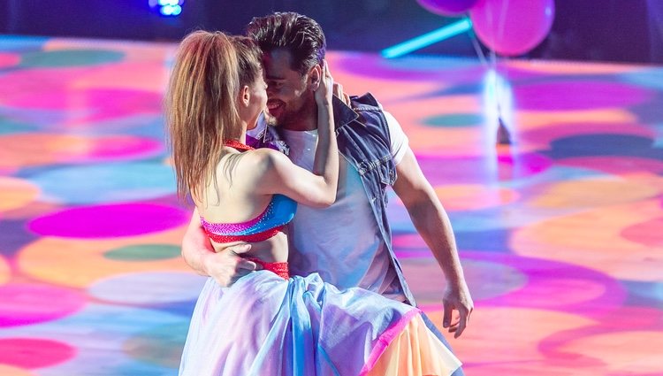 David Bustamante y Yana Olina mirándose durante su segunda actuación de 'Bailando con las estrellas'