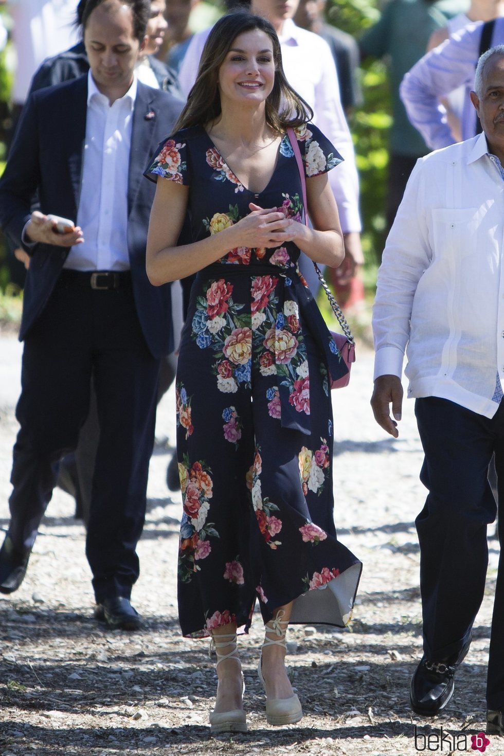 La Reina Letizia, muy sonriente y floreada en su viaje de cooperación en República Dominicana