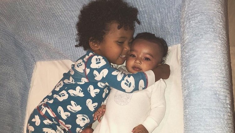 Los hijos de Kim Kardashian, Saint y Chicago West, abrazados en el sofá