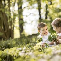 Estela y Oscar de Suecia, muy sonrientes entre flores