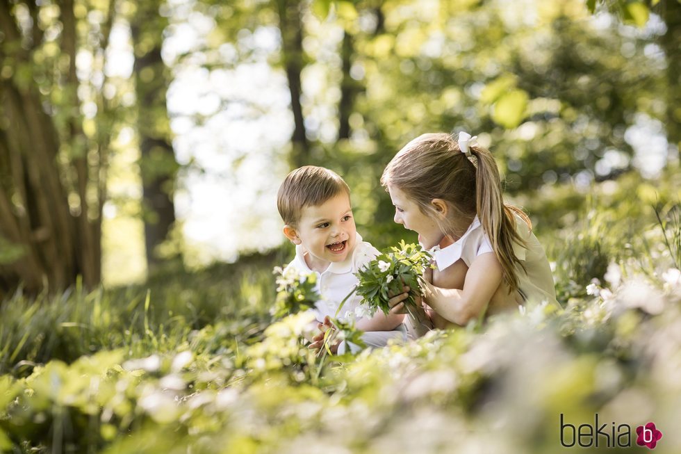 Estela y Oscar de Suecia, muy sonrientes entre flores