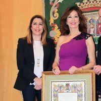 Ana Rosa Quintana recogiendo su título de Hija Adoptiva de Sevilla