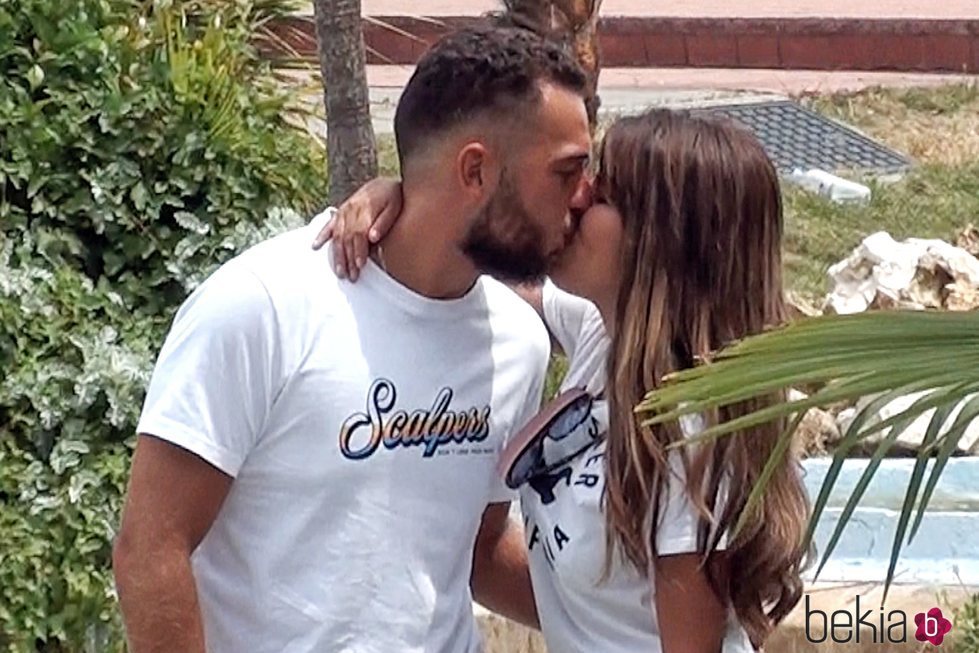 Chabelita Pantoja y Alberto Isla besándose en el Parque de Atracciones de Madrid